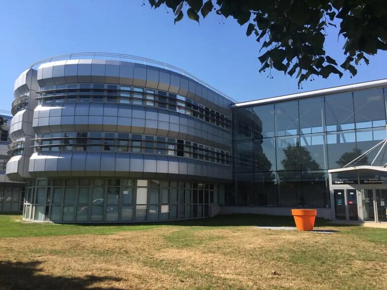 Bureau dans Poissy à louer - Photo de l’immeuble – Image 1 sur 31