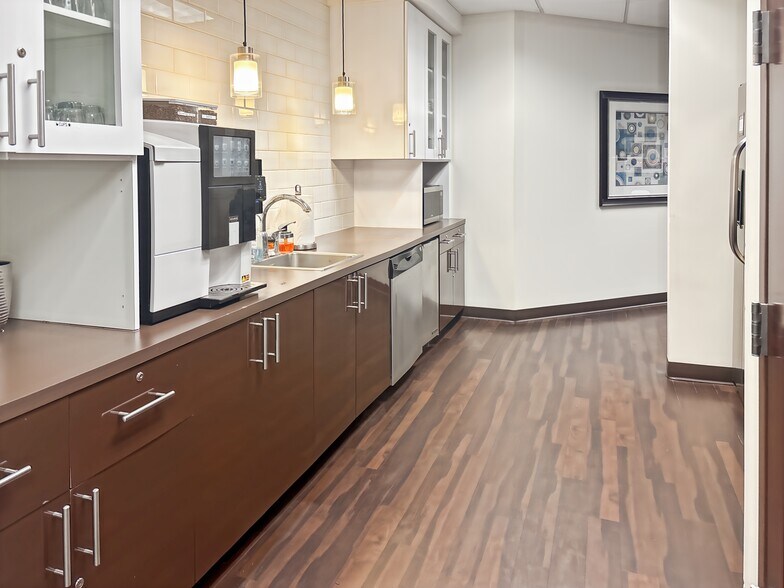 4651 Salisbury Rd, Jacksonville, FL à louer - Photo intérieure – Image 2 sur 15