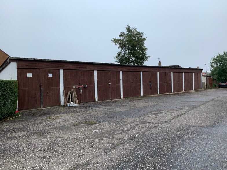 Retail and Lock ups Units, Woodside Way portefeuille de 3 biens à vendre sur LoopNet.fr - Photo de l’immeuble – Image 3 sur 4