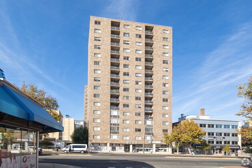 8200 Wisconsin Ave, Bethesda, MD à louer - Photo de l’immeuble – Image 1 sur 1
