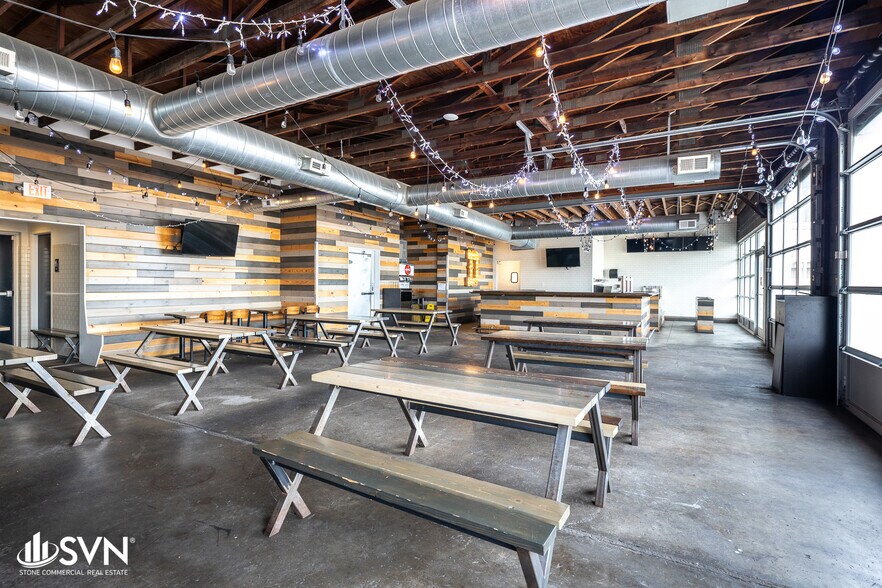 10318 Taylorsville Rd, Louisville, KY à louer - Photo de l’immeuble – Image 3 sur 26