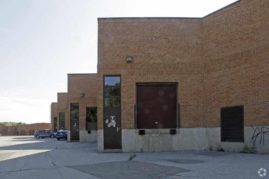 2319 Dunwin Dr, Mississauga, ON à louer - Photo de l’immeuble – Image 3 sur 5