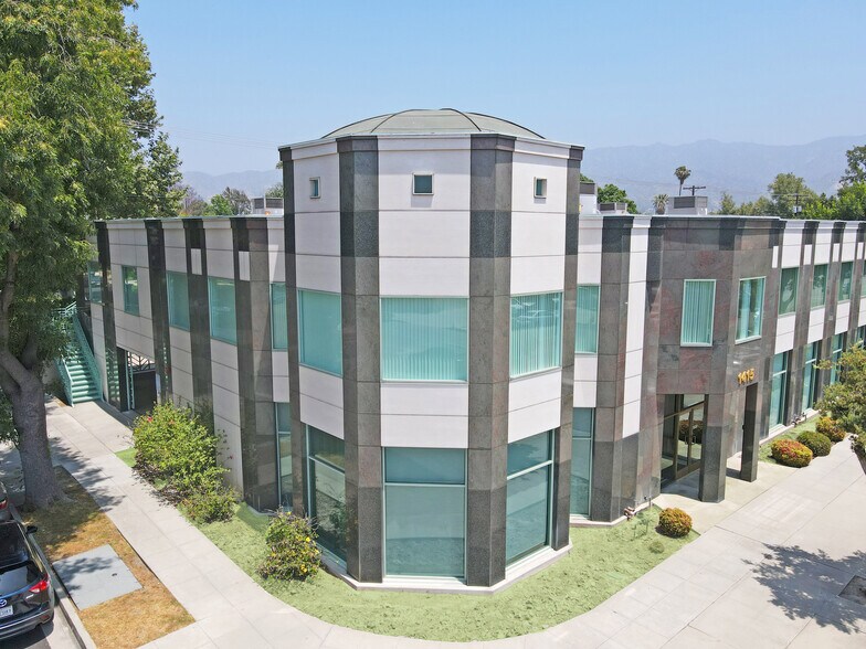 1415 W Magnolia Blvd, Burbank, CA à louer - Photo de l’immeuble – Image 1 sur 33