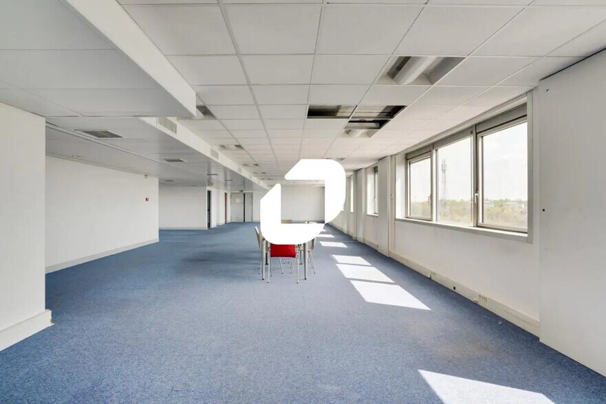 Local d’activités dans Noisy-le-Grand à louer - Photo de l’immeuble – Image 3 sur 14