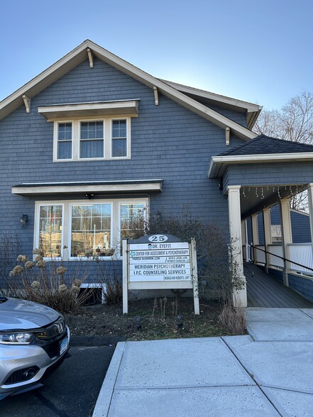25 Church Hill Rd, Newtown, CT à louer - Photo de l’immeuble – Image 2 sur 2