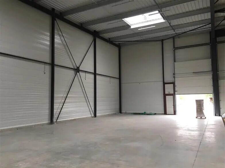 Local d'activités dans Saint-Pierre-du-Perray à vendre - Photo de l’immeuble – Image 2 sur 9