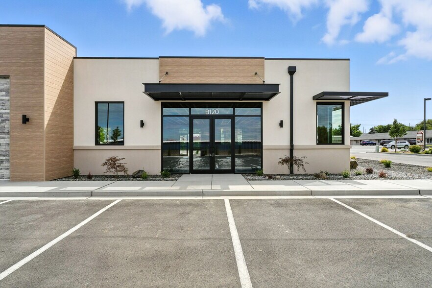 6018 W Clearwater Ave, Kennewick, WA à louer - Photo de l’immeuble – Image 3 sur 24