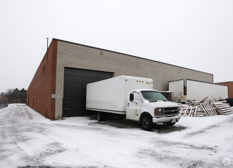 55 Bradwick Dr, Concord, ON à louer - Photo de l’immeuble – Image 2 sur 18