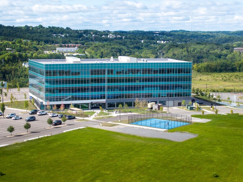 501 Marketplace Ave, Coraopolis, PA à louer - Photo principale – Image 1 sur 17