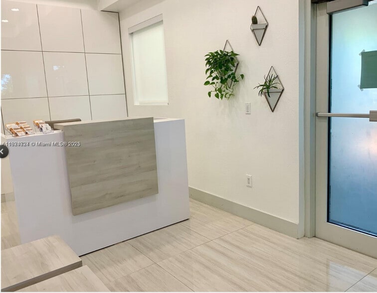 17100 Royal Palm Blvd, Weston, FL à louer - Photo de l’immeuble – Image 3 sur 6
