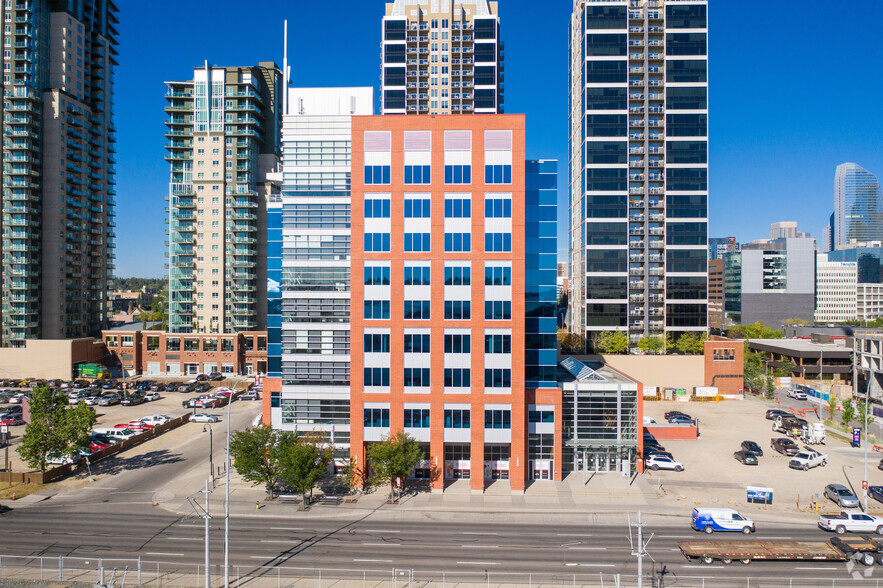 1331-1337 Macleod Trl SE, Calgary, AB à louer - Photo de l’immeuble – Image 3 sur 4
