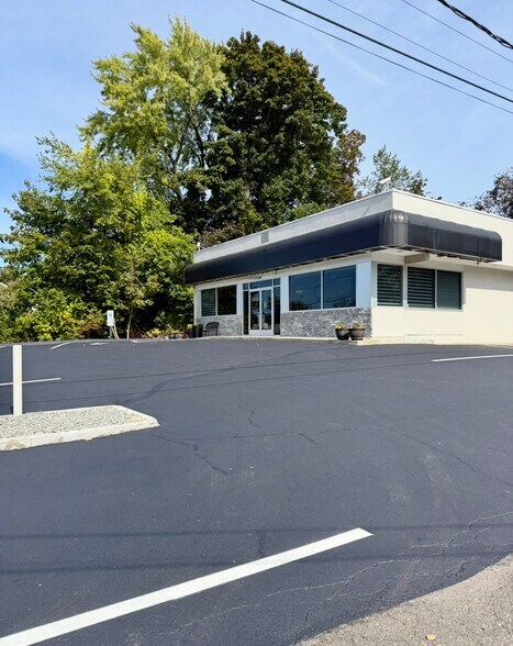 651 Enfield St, Enfield, CT à vendre - Photo de l’immeuble – Image 3 sur 3