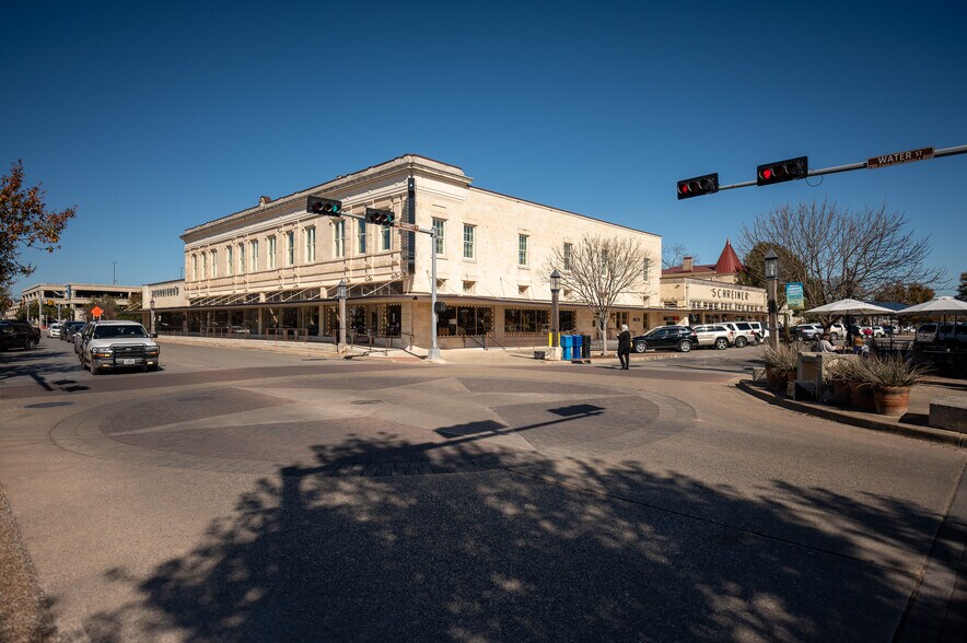 200 Earl Garrett St, Kerrville, TX à vendre - Photo principale – Image 1 sur 26