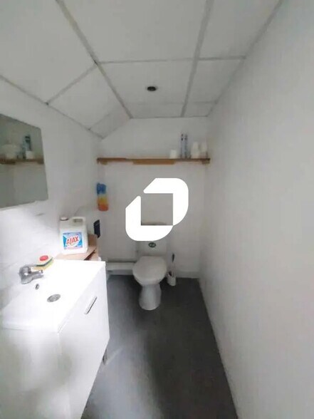 Local d’activités dans Élancourt à louer - Photo de l’immeuble – Image 3 sur 10