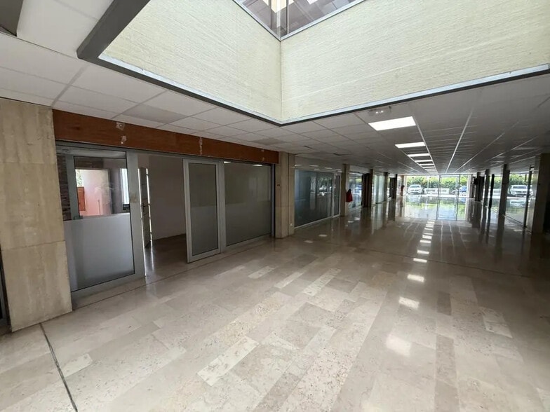 Local commercial dans Fréjus à louer - Photo de l’immeuble – Image 2 sur 22