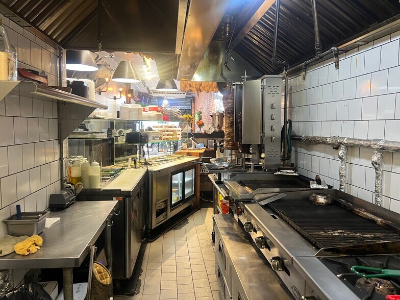 126 Wyckoff Ave, Brooklyn, NY à louer - Photo de l’immeuble – Image 3 sur 9