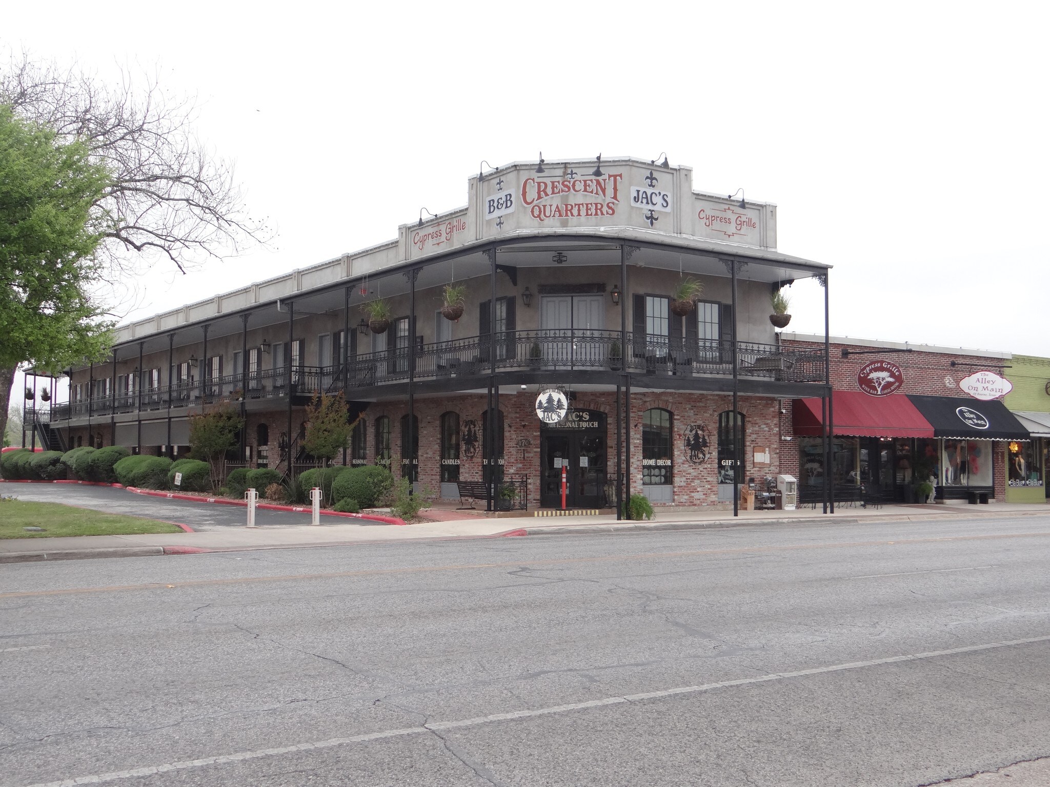 152-170 S Main St, Boerne, TX à louer Photo principale– Image 1 sur 23
