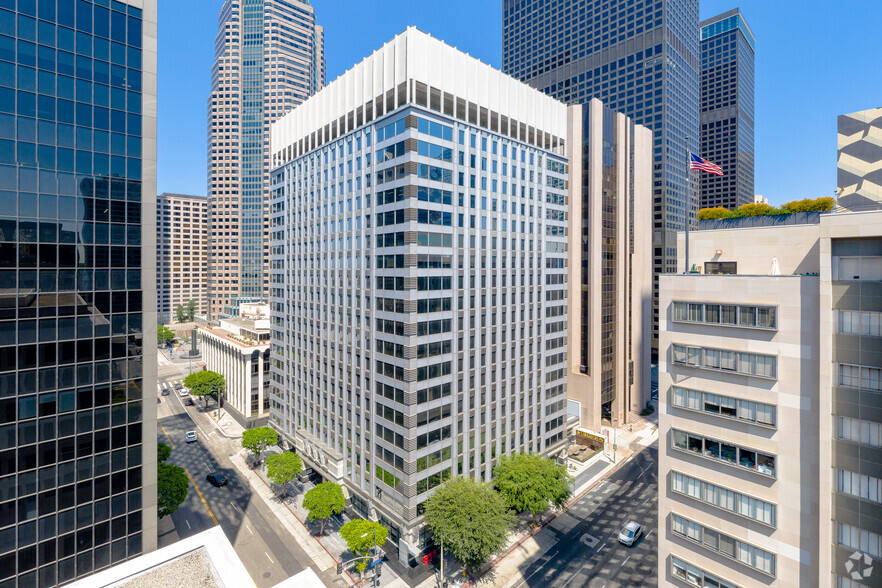 811 Wilshire Blvd, Los Angeles, CA à louer - Photo de l’immeuble – Image 1 sur 7