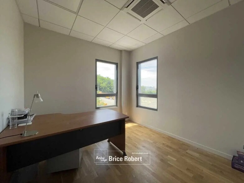 Local d’activités dans Corbas à louer - Photo de l’immeuble – Image 2 sur 5