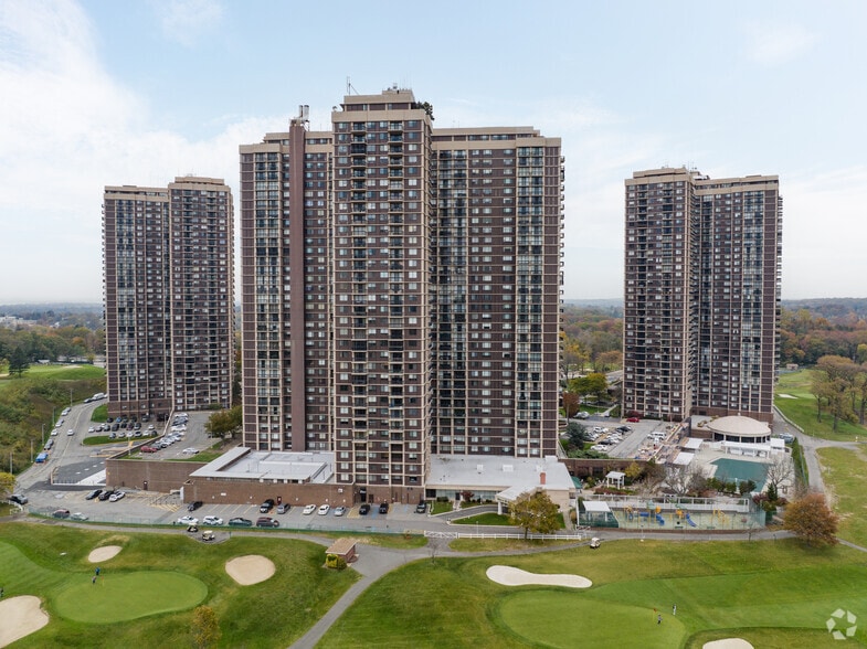 262-34 Grand Central Pky, Floral Park, NY à louer - Photo principale – Image 1 sur 12