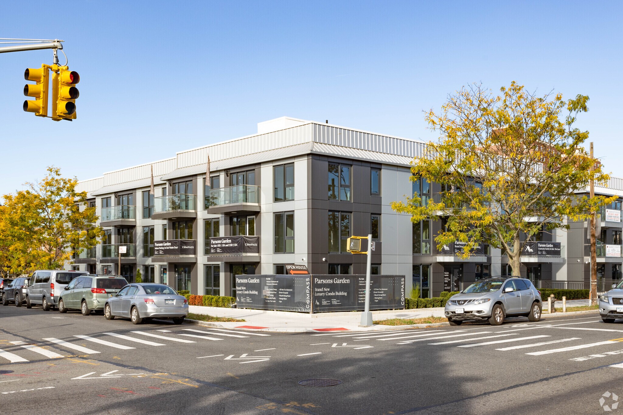 15353 77th Ave, Flushing, NY à louer Photo principale– Image 1 sur 15