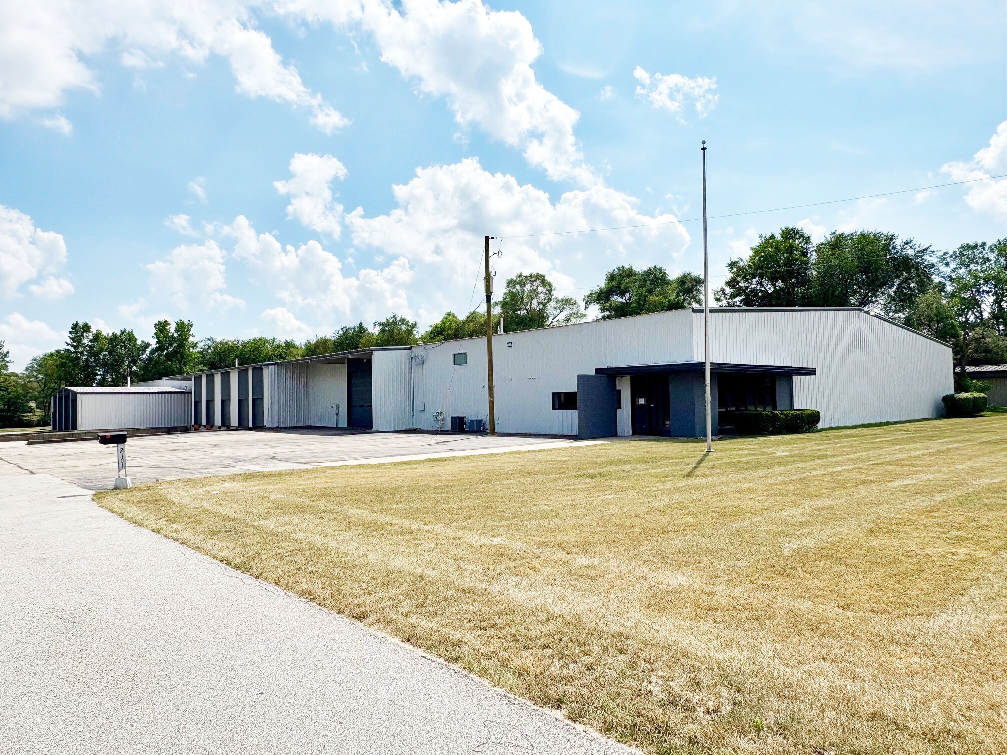 2101 Industrial Pky, Elkhart, IN à louer Photo de l’immeuble– Image 1 sur 15