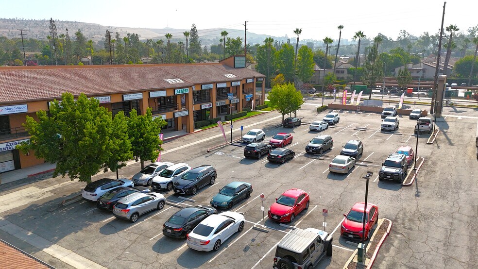 515-525 N Azusa Ave, La Puente, CA à louer - Photo de l’immeuble – Image 3 sur 12