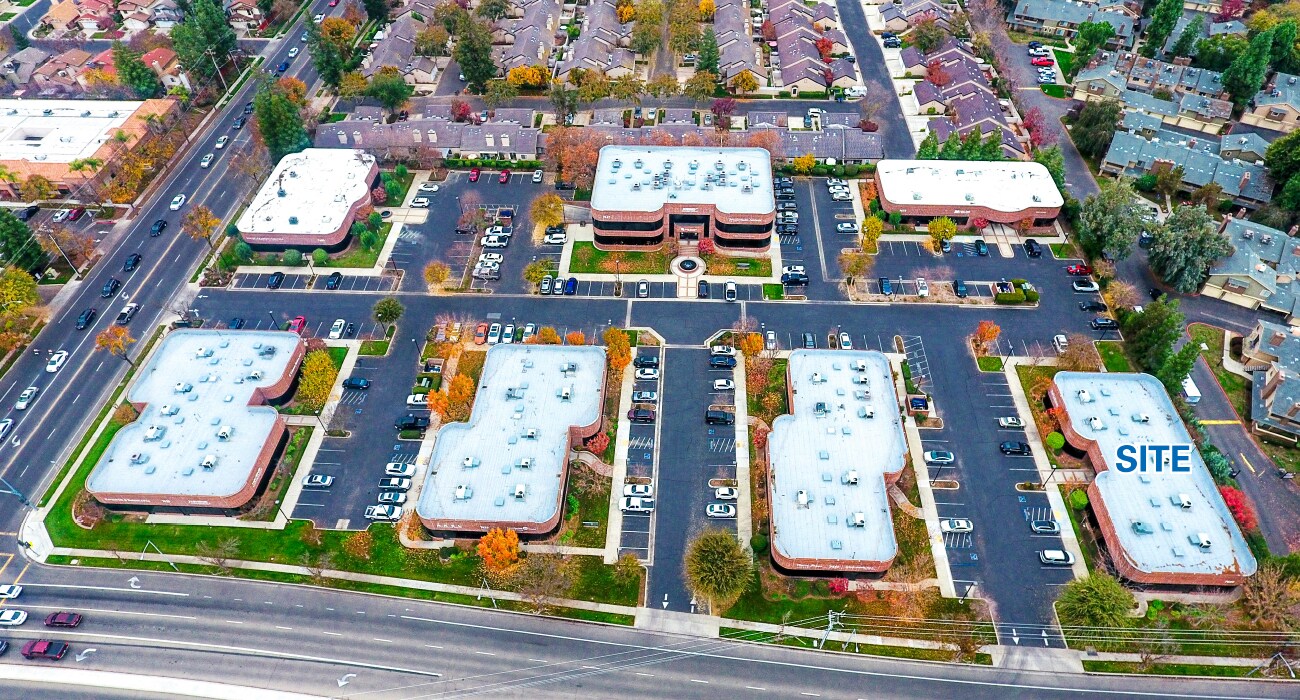 7489 N 1st St, Fresno, CA à louer Photo principale– Image 1 sur 3