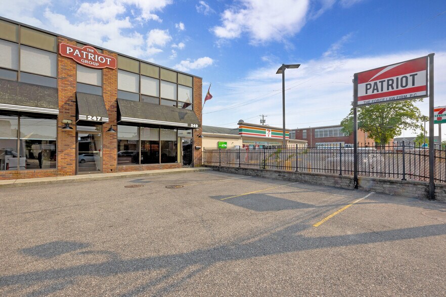 245-249 W Montauk Hwy, Lindenhurst, NY à louer - Photo de l’immeuble – Image 2 sur 22