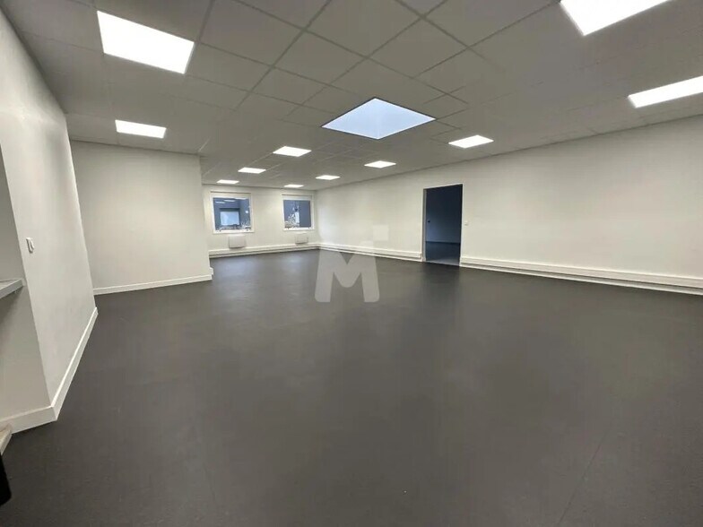 Bureau dans Verrières-le-Buisson à louer - Photo de l’immeuble – Image 3 sur 11