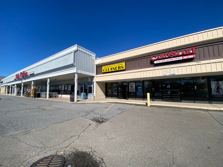 11-35 Montauk Hwy, Blue Point, NY à louer - Photo de l’immeuble – Image 3 sur 10
