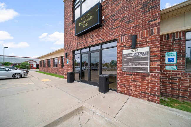 9716 Riverside Pky, Tulsa, OK à louer - Photo de l’immeuble – Image 2 sur 9