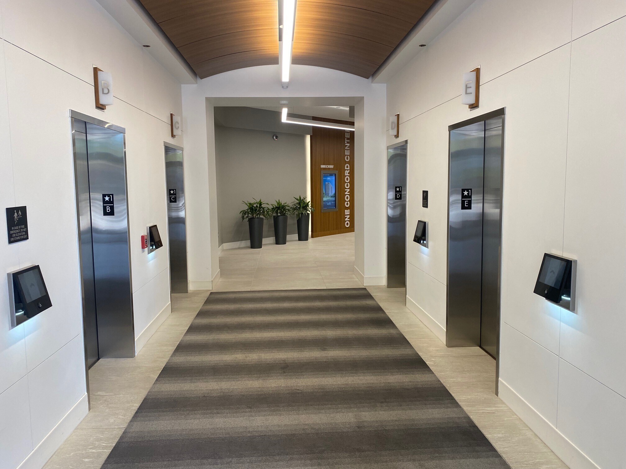 2300 Clayton Rd, Concord, CA à louer Hall d’entrée– Image 1 sur 8