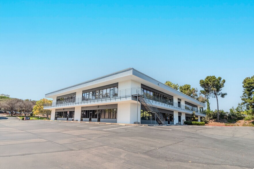 161 Thunder Dr, Vista, CA à louer - Photo de l’immeuble – Image 3 sur 5