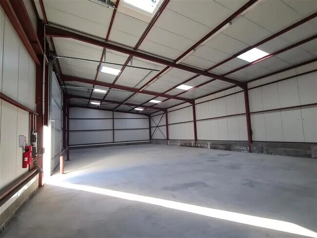 Plus de détails pour Local d'activités à louer