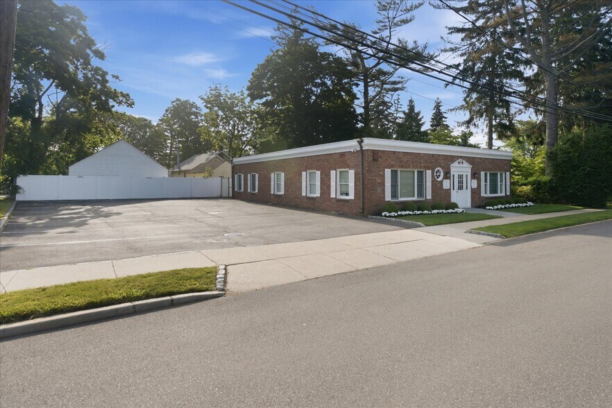 33 Candee Ave, Sayville, NY à louer - Photo de l’immeuble – Image 3 sur 46