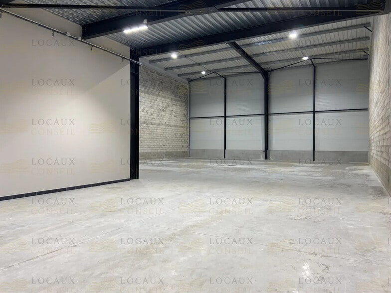 Local d’activités dans Les Pavillons-sous-Bois à louer - Photo de l’immeuble – Image 2 sur 7