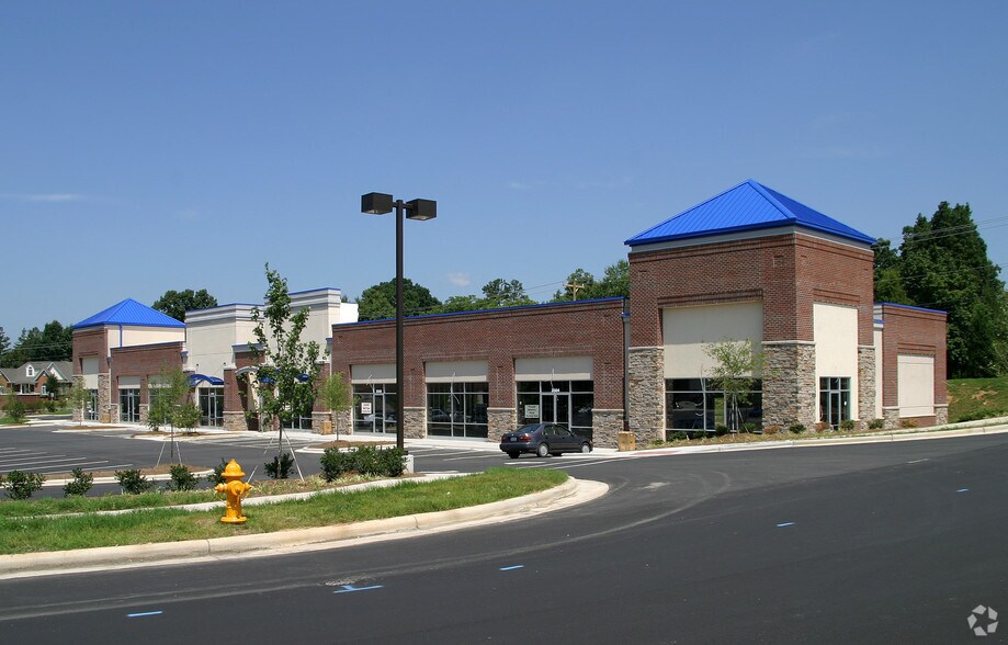2538-2546 Somerset Center Dr, Winston-Salem, NC à louer - Photo de l’immeuble – Image 3 sur 11