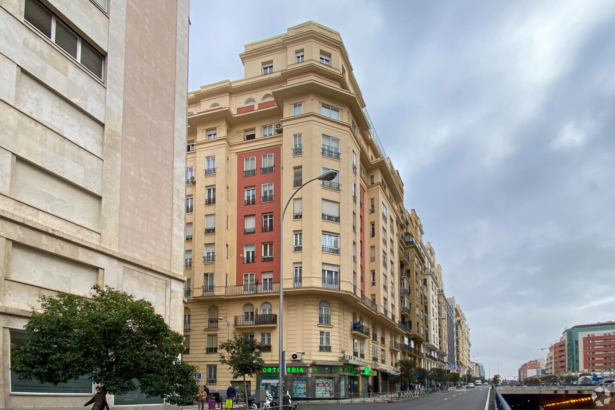 Avenida De La Reina Victoria, 20, Madrid, Madrid à louer Photo principale– Image 1 sur 2