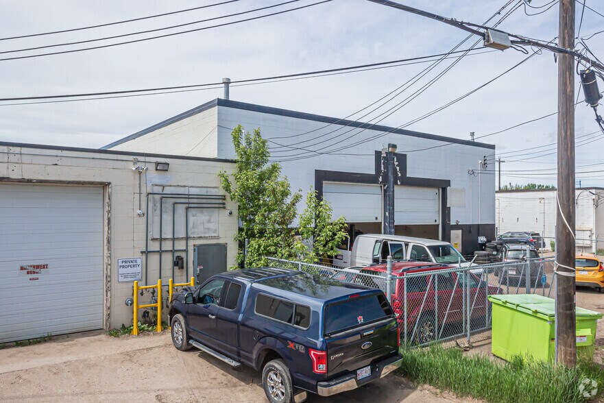 6817 104 St NW, Edmonton, AB à louer - Photo de l’immeuble – Image 3 sur 12