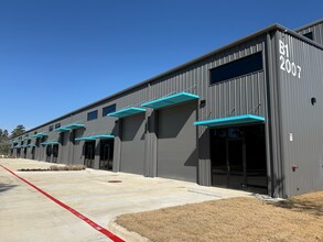 2007 Airport Rd, Conroe, TX à louer Photo de l’immeuble– Image 2 sur 11