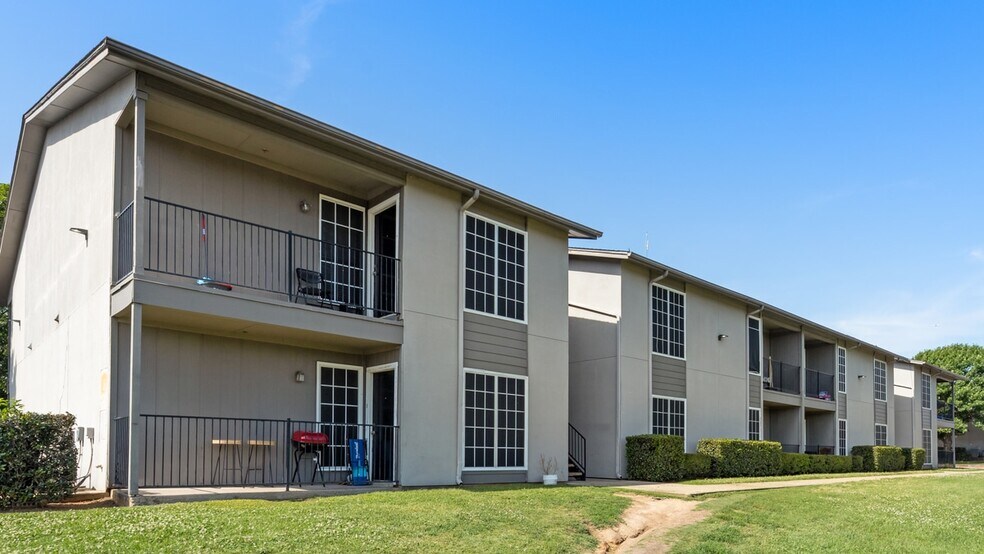 1002 S Edmonds Ln, Lewisville, TX à vendre - Photo de l’immeuble – Image 3 sur 8