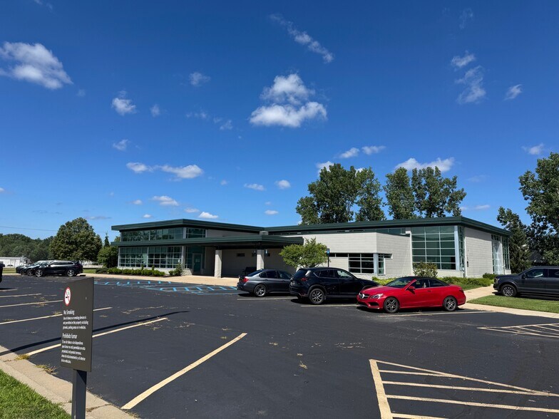 3350 Broadmoor Ave SE, Grand Rapids, MI à louer - Photo de l’immeuble – Image 1 sur 19