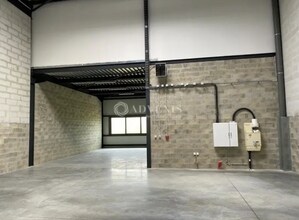 Local d’activités dans Aubergenville à louer Photo intérieure– Image 1 sur 2