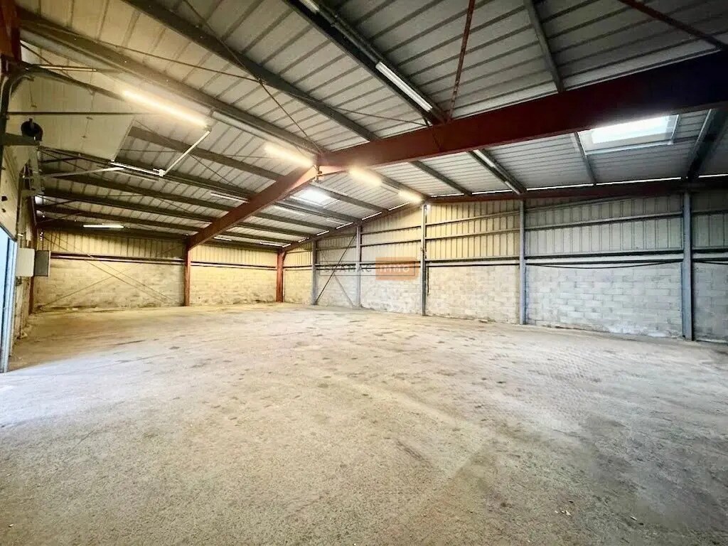 Industriel/Logistique dans Sainte-Maxime à louer Photo de l’immeuble– Image 1 sur 6