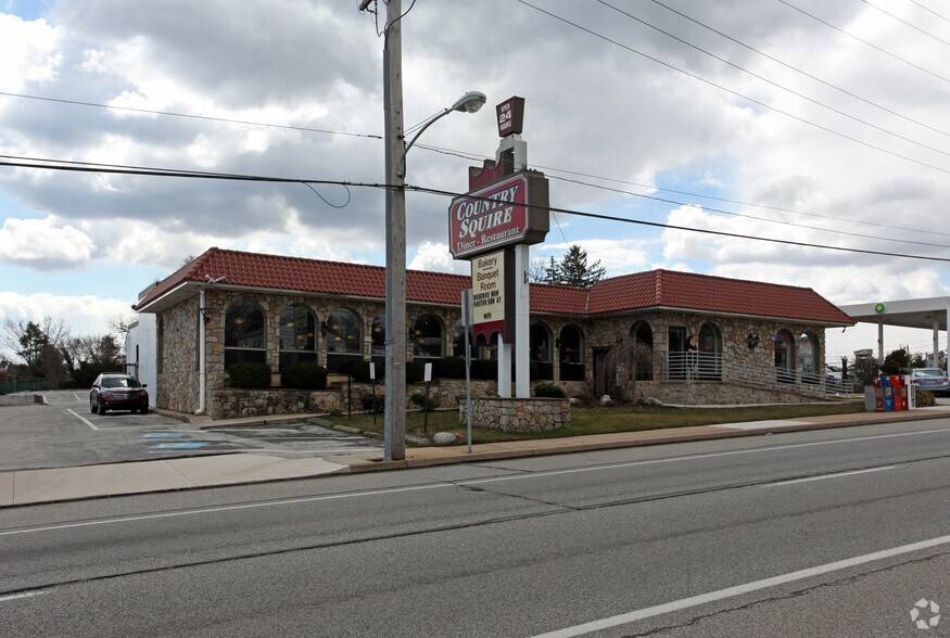 2560 W West Chester Pike, Broomall, PA à louer - Photo de l’immeuble – Image 3 sur 8