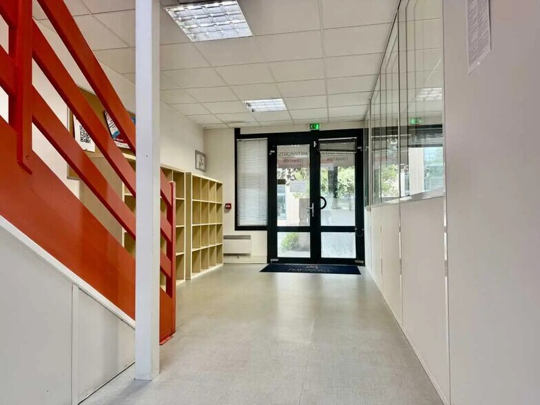 Bureau dans Bron à louer - Photo de l’immeuble – Image 1 sur 13