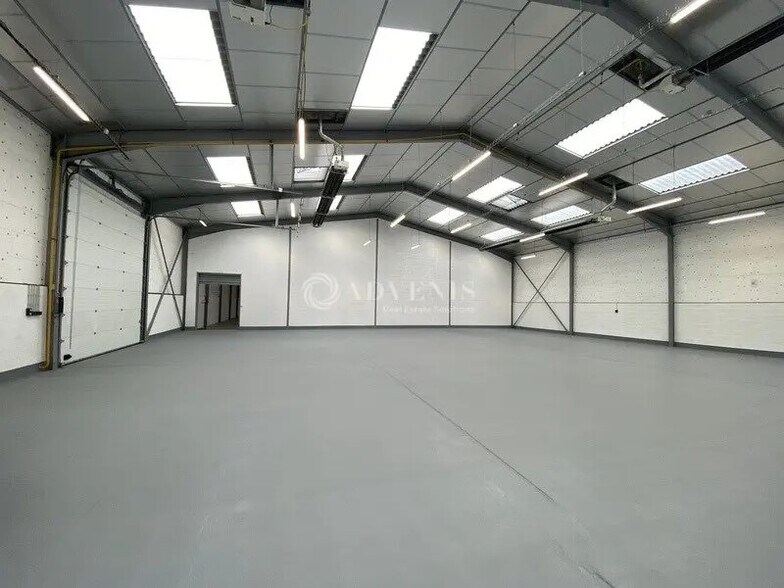 Local d’activités dans Ecquevilly à louer - Photo de l’immeuble – Image 2 sur 11