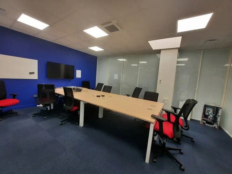 Bureau dans Petit-Couronne à louer - Photo de l’immeuble – Image 3 sur 16