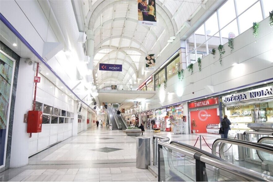 Avenida Provincias, 18, Fuenlabrada, Madrid à vendre - Photo de l’immeuble – Image 3 sur 15